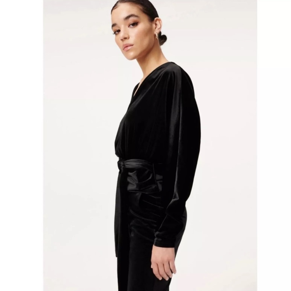 Good American Velvet Deep V Neck Long Sleeve Belted Blouse Black Size 2 / Size M - Picture 2 of 16